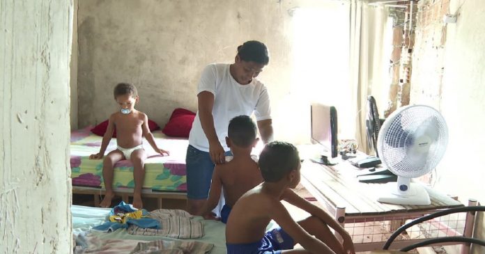 Mãe cuida de 3 filhos autistas com R$ 212 do Bolsa Família