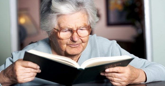 Hábito de ler pode desacelerar e diminuir processos de demência