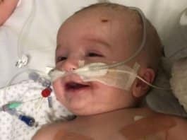 Após sete meses em coma, bebê acorda e sorri para o pai