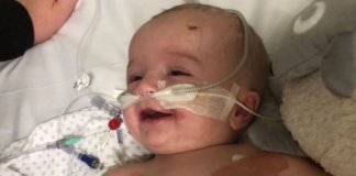 Após sete meses em coma, bebê acorda e sorri para o pai