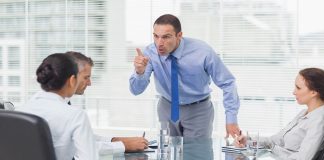 8 em cada 10 profissionais pedem demissão por causa do chefe; saiba os motivos