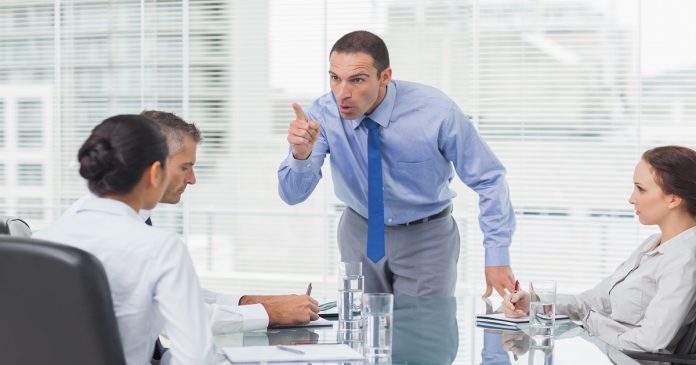 8 em cada 10 profissionais pedem demissão por causa do chefe; saiba os motivos