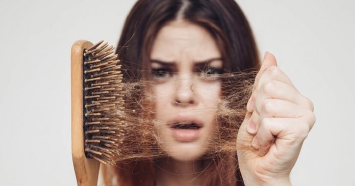 Trabalhar muitas horas por dia provoca queda de cabelo, afirma estudo