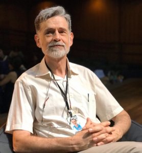 psicologiasdobrasil.com.br - "Crianças precisam de pais que abracem", diz Dr. Carlos González