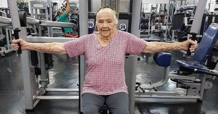 Aos 98 anos ela frequenta a academia e esbanja vitalidade