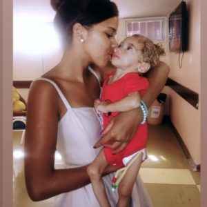 psicologiasdobrasil.com.br - Jovem de 18 anos adota bebê com deficiência que foi vítima de maus-tratos de mãe biológica