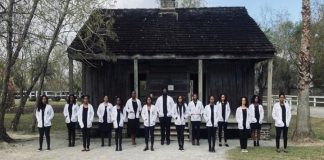 Estudantes negros de medicina fazem foto em frente a antiga fazenda de escravos