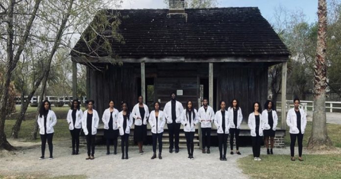 Estudantes negros de medicina fazem foto em frente a antiga fazenda de escravos