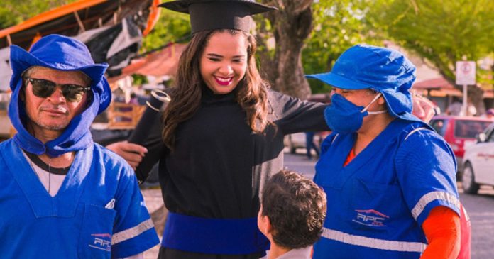 Em ensaio de formatura, estudante homenageia pais garis