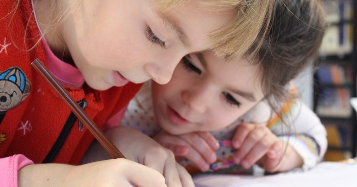 Escola troca dever de casa por boa ação: é importante pensar nos outros