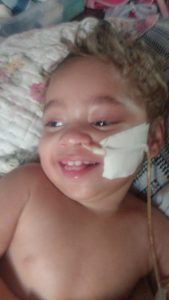 psicologiasdobrasil.com.br - Jovem de 18 anos adota bebê com deficiência que foi vítima de maus-tratos de mãe biológica