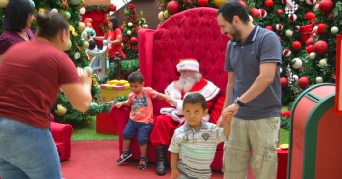 Shopping abre mais cedo para que crianças autistas pudessem conhecerem Papai Noel em silêncio