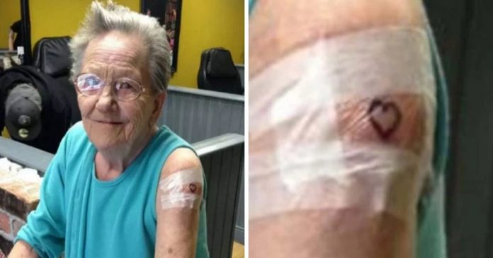 Vovó de 79 anos foge de asilo para realizar um sonho: fazer sua primeira tatuagem