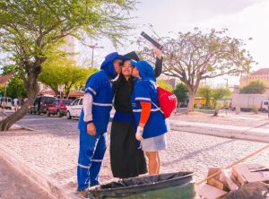 psicologiasdobrasil.com.br - Em ensaio de formatura, estudante homenageia pais garis