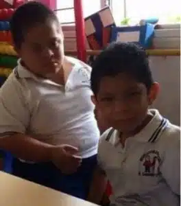 psicologiasdobrasil.com.br - Menino com s&iacute;ndrome de Down consola coleguinha autista e gesto comove a web