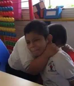 psicologiasdobrasil.com.br - Menino com s&iacute;ndrome de Down consola coleguinha autista e gesto comove a web