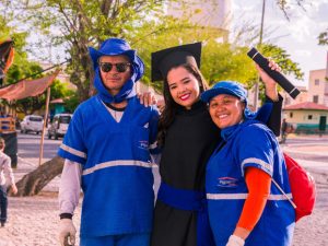 psicologiasdobrasil.com.br - Em ensaio de formatura, estudante homenageia pais garis