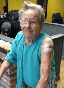 psicologiasdobrasil.com.br - Vov&oacute; de 79 anos foge de asilo para realizar um sonho: fazer sua primeira tatuagem