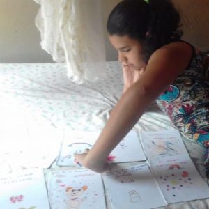 psicologiasdobrasil.com.br - Menina escreve livros à mão para dar casa nova à família