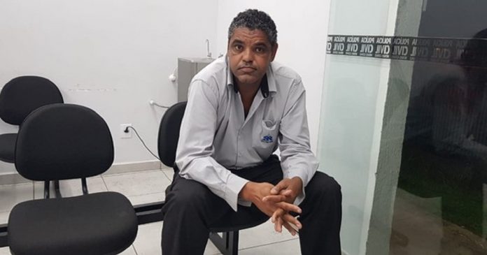Porteiro denuncia moradora de prédio que o chamou de ‘macaco’ e ela é presa