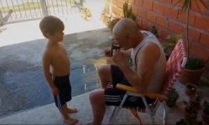psicologiasdobrasil.com.br - Garotinho convence seus pais a "adotarem" um vovô que vivia nas ruas