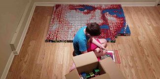 Menino de 9 anos com dislexia monta retrato de seu ídolo usando 750 cubos mágicos