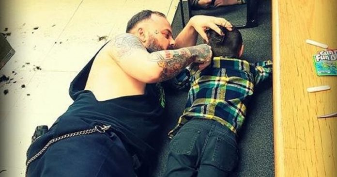 Inclusão: Barbeiro deita no chão para cortar o cabelo de criança autista