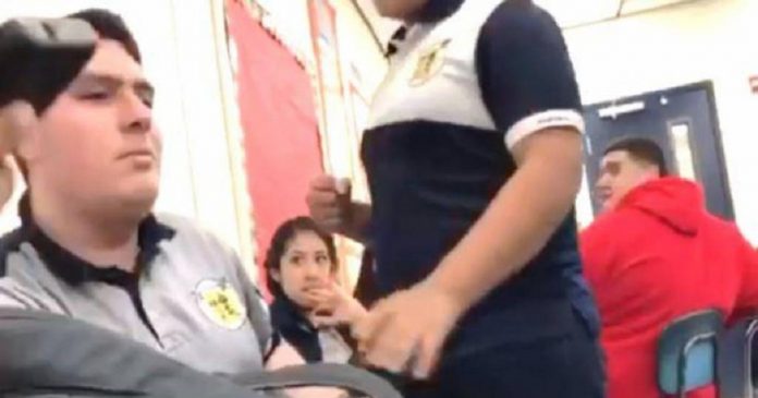 Jovem interrompe bullying contra colega de classe com autismo e vídeo viraliza