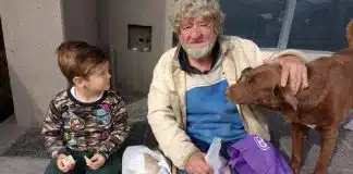 Garotinho convence seus pais a “adotarem” um vovô que vivia nas ruas Garotinho convence seus pais a “adotarem” um vovô que vivia nas ruas