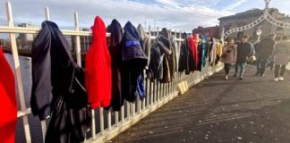 Ponte de Dublin amanhece cheia de casacos para moradores de rua que passam frio