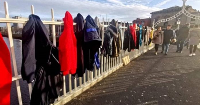 Ponte de Dublin amanhece cheia de casacos para moradores de rua que passam frio