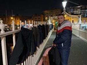 psicologiasdobrasil.com.br - Ponte de Dublin amanhece cheia de casacos para moradores de rua que passam frio