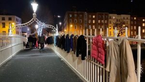 psicologiasdobrasil.com.br - Ponte de Dublin amanhece cheia de casacos para moradores de rua que passam frio