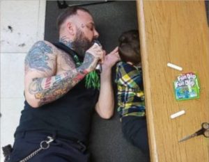 psicologiasdobrasil.com.br - Inclusão: Barbeiro deita no chão para cortar o cabelo de criança autista