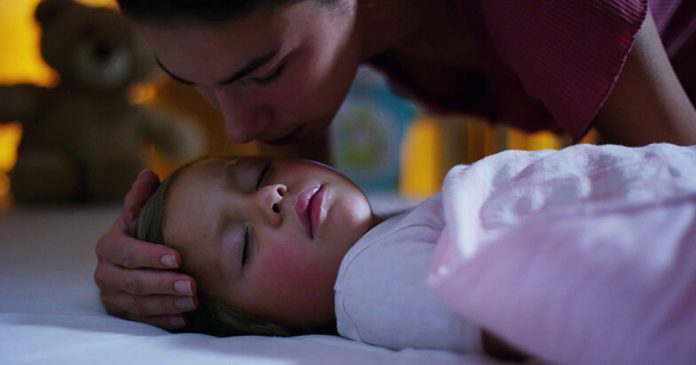 Deitar-se com seu filho na hora dele dormir não é um “mau hábito”, é uma bênção!