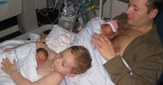 Menino ajuda o pai a dar contato “pele a pele” a gêmeos prematuros e foto comove a web