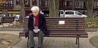 Escultura denuncia a solidão sofrida pelos idosos. Muitos acabam isolados e abandonados