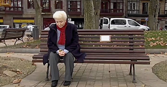 Escultura denuncia a solidão sofrida pelos idosos. Muitos acabam isolados e abandonados