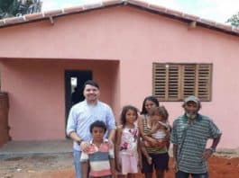 Com dinheiro do dízimo de fieis, padre constrói casa para família carente