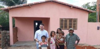 Com dinheiro do dízimo de fieis, padre constrói casa para família carente