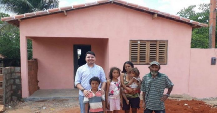 Com dinheiro do dízimo de fieis, padre constrói casa para família carente