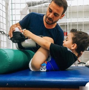 psicologiasdobrasil.com.br - Fisioterapeuta tranforma a vida de menino que não andou até os 6 anos (assista!)