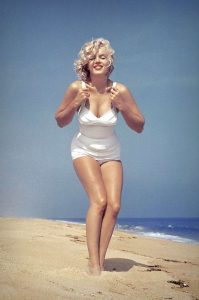 Marilyn Monroe de maiô comprova: celulites e gordurinhas só te