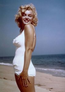 psicologiasdobrasil.com.br - Marilyn Monroe de maiô comprova: celulites e gordurinhas só te fazem mais linda!