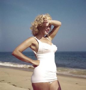 psicologiasdobrasil.com.br - Marilyn Monroe de maiô comprova: celulites e gordurinhas só te fazem mais linda!