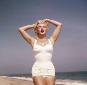 psicologiasdobrasil.com.br - Marilyn Monroe de maiô comprova: celulites e gordurinhas só te fazem mais linda!