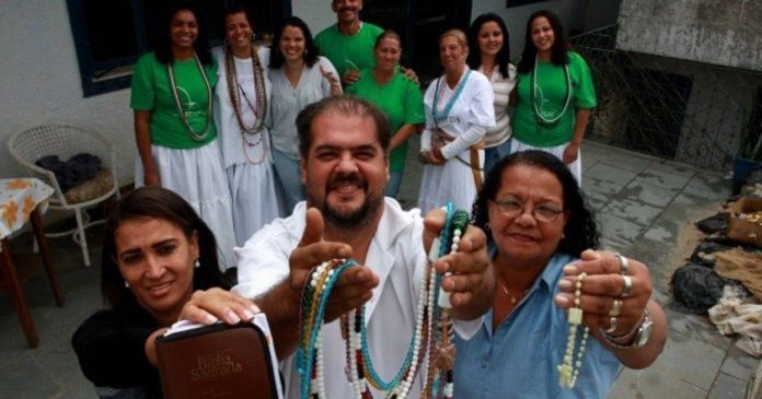 Católicos, evangélicos e espíritas se unem em terreiro para ajudar famílias carentes