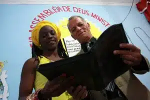 psicologiasdobrasil.com.br - Cat&oacute;licos, evang&eacute;licos e esp&iacute;ritas se unem em terreiro para ajudar fam&iacute;lias carentes