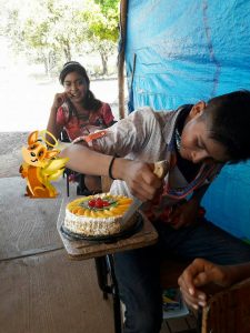 psicologiasdobrasil.com.br - Menino chora de felicidade ao ganhar de professora o seu primeiro bolo de aniversário