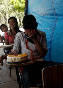 psicologiasdobrasil.com.br - Menino chora de felicidade ao ganhar de professora o seu primeiro bolo de aniversário